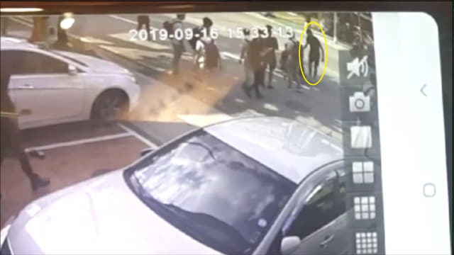 사고 직후 차에서 내려 피해자를 살펴보고 있는 뺑소니범(원 안)./경남지방경찰청/