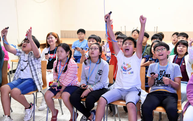 지난 21일 ‘제11회 환경수도 창원 그린엑스포’ 도전 골든벨에 참가한 아이들이 즐거워하고 있다./성승건 기자/