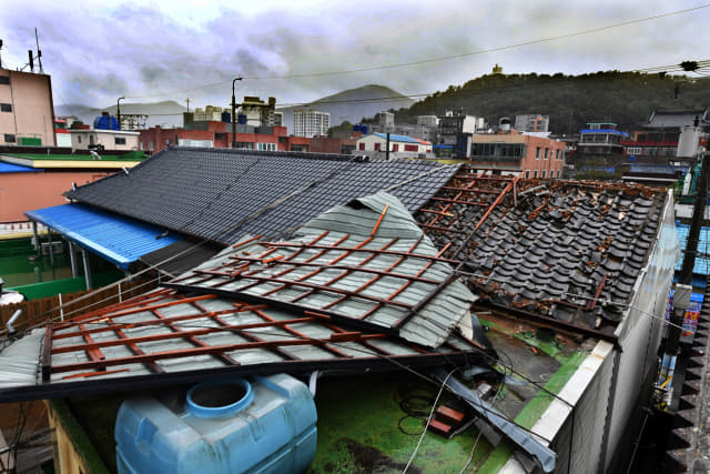 제17호 태풍 ‘타파’가 북상중인 22일 오후 창원시 진해구 충의동의 한 주택 철제지붕이 강풍에 뜯겨져 태풍의 위력을 보여주고 있다./전강용 기자/