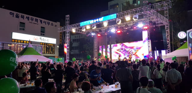 지난 20일, 21일 열린 창원아맥축제에 참가한 시민들이 축제를 즐기고 있다.