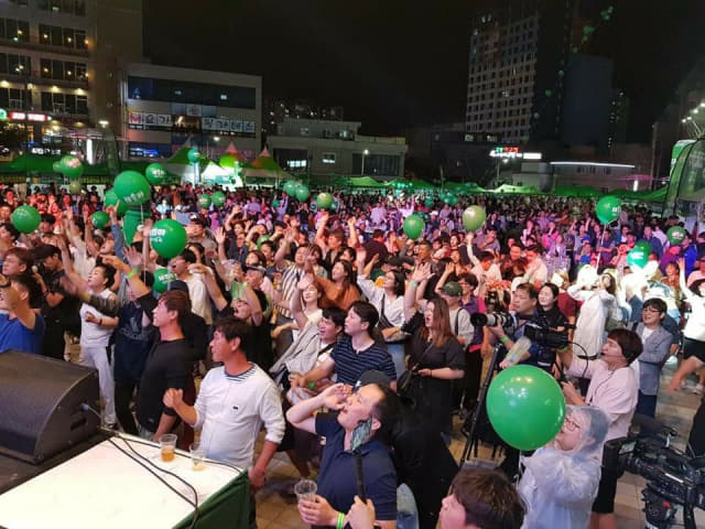 지난 20일, 21일 열린 창원아맥축제에 참가한 시민들이 축제를 즐기고 있다.