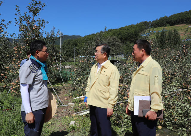 24일 박일호 시장이 제17호 태풍에 피해를 입은 산내면 농가를 방문해 농민을 위로하고 있다.