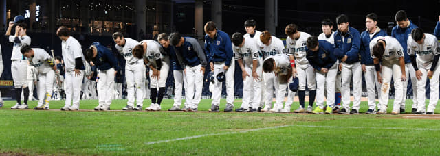 NC 선수들이 24일 오후 창원 NC파크 마산구장에서 열린 프로야구 두산과의 경기에서 비긴 후 관중에게 인사하고 있다./김승권 기자/