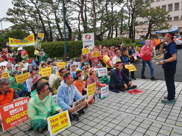 창원 의창구 북면 주민들이 1일 한국전력공사 경남본부 앞서 결의대회를 열고 있다.