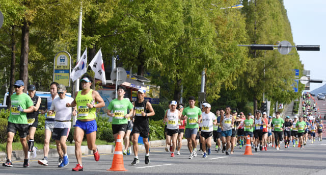제16회 경남마라톤대회 하프 참가자들이 6일 오전 창원시 의창구 충혼탑 사거리를 달리고 있다./김승권 기자/