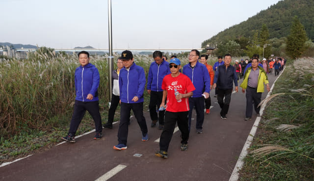 12일, 한정우 군수가 길곡면 일원에서 2019 길곡면민이 건강걷기대회에 참여해 면민들과 걷고 있다.