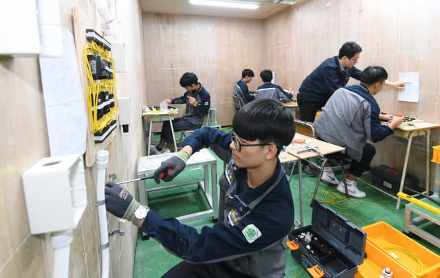 전기과 2학년 학생들이 박종윤 교사의 지도에 따라 내선공사 실습을 하고 있다.