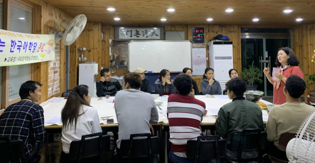 10일, 우포양계영농조합법인 한국어학당 학습장에서 외국인근로자 수강생들이 전통한방꽃차 체험수업에 참여하고 있다.