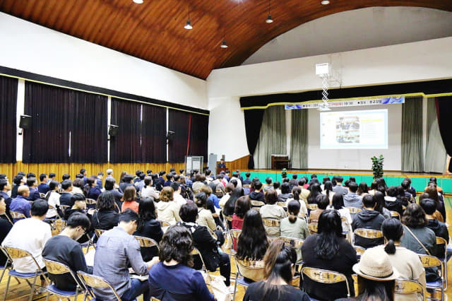 남해 창선고등학교는 19일 학교 강당에서 학생과 학부모들이 참석한 가운데 2020학년도 신입생 모집을 위한 입학설명회를 개최했다./창선고등학교/