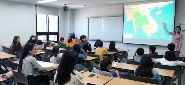16일, 2019 다문화학생 모국어특화 진로캠프에서 다문화 맞춤형 프로그램을 진행하고 있다.