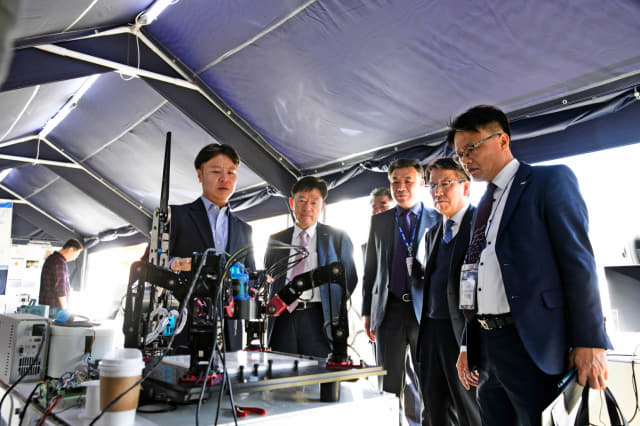 ‘제1회 KETFA 2019’에서 주요 관람객들이 한국전기연구원의 ‘포터블 가공로봇’ 시제품을 보고 있다./전기연구원/