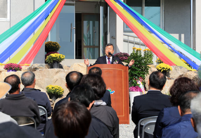 8일 단장면 바드리 마을회관 준공식에서 박일호 시장이 축사를 하고 있다.