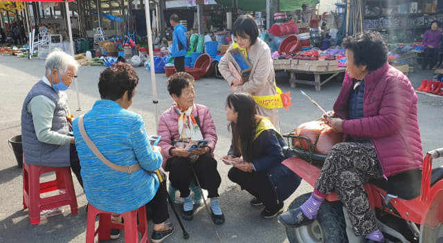 지난 7일, 대합면 시장에서 찾아가는 복지보건서비스를 주민들에게 홍보하고 있다.