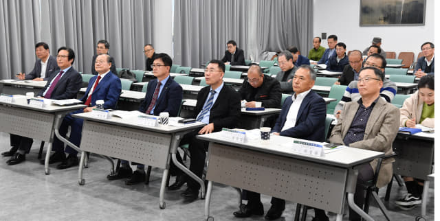 13일 한국산업단지공단 경남본부 6층 컨퍼런스룸에서 열린 ‘2019 혁신경영 아카데미’ 제11강에서 참석자들이 특강을 듣고 있다./전강용 기자/