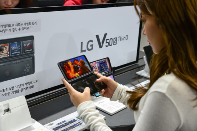 한 고객이 스마트폰으로 ‘LG V50S 씽큐’ 게임을 들여다보고 있다./LG전자/