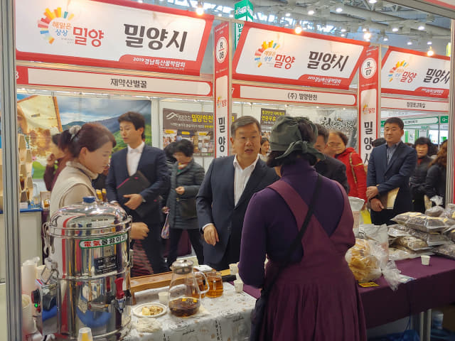 지난 14일, 박일호 시장이 2019 경남 농특산물 박람회에 참가한 밀양 농산물 부스를 둘러보고있다.