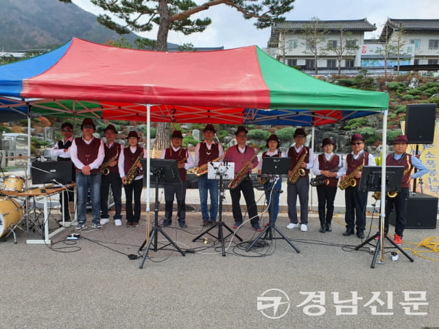 지난 16일 산청 동의보감촌에서 공연을 하고 있는 산청한마음 색스폰 봉사단