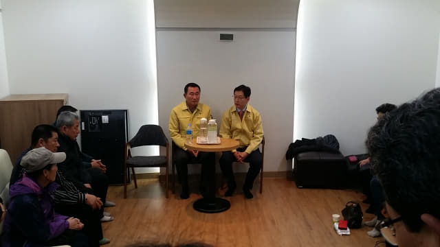 19일 김경수 지사와 강석주 통영시장이 통영시청 2청사에 마련된 대성호 실종자 가족대기실을 방문해 면담을 하고 있다.