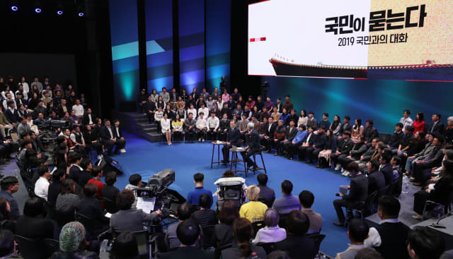 문재인 대통령이 19일 오후 서울 상암동 MBC에서 ‘국민이 묻는다, 2019 국민과의 대화’를 하고 있다./연합뉴스/