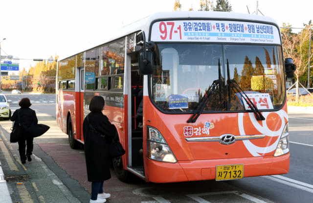 20일 오후 창원 남산버스터미널에서 한 시민이 좌석이 없어 97-1번 버스를 타지 못하고 있다. 97-1번 버스는 창원 남산터미널과 김해 장유 갑오마을을 집중적으로 오가는 ‘다람쥐 버스’이다./김승권 기자/