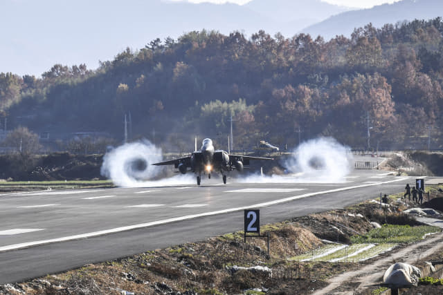 21일 남지 비상활주로에서 공군의 주력전투기인 F-15K 이착륙 훈련을 하고 있다.