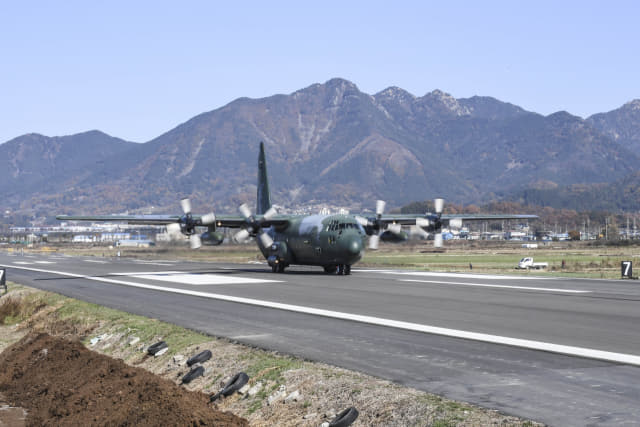 21일 남지 비상활주로에서 수송기 C-130 이착륙 훈련을 하고 있다.