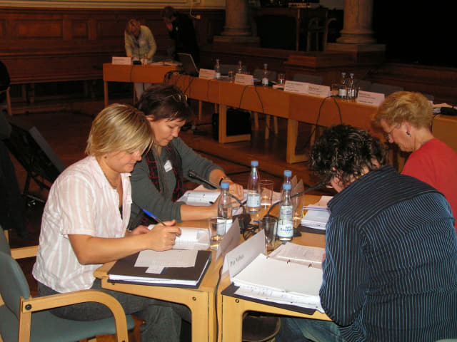 덴마크 시민합의회의에 참여한 시민패널들이 첫날 저녁에 토론을 준비하고 있다./덴마크 과학기술위원회/