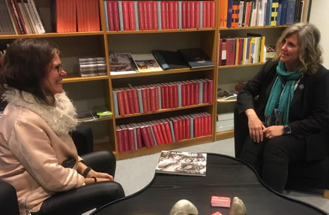 알메달렌 사무국에서 프로젝트 리더인 미아 스투레(왼쪽)와 중앙당 지역정당 대표로 일하는 에바 알린이 알메달렌 정치박람회에 대해 이야기하고 있다.