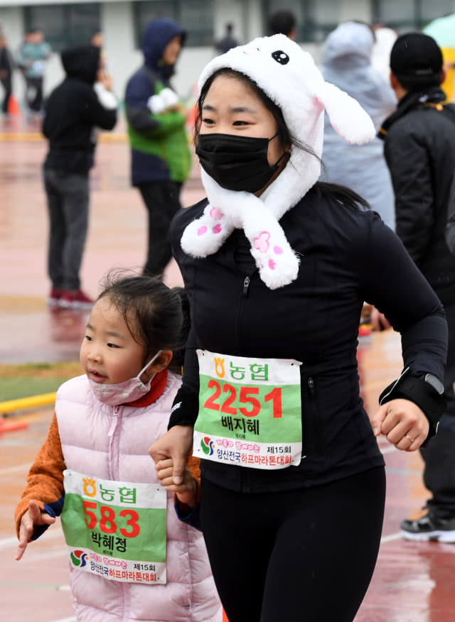 참가자가 토끼 모자를 쓴 채 결승선으로 들어오고 있다.