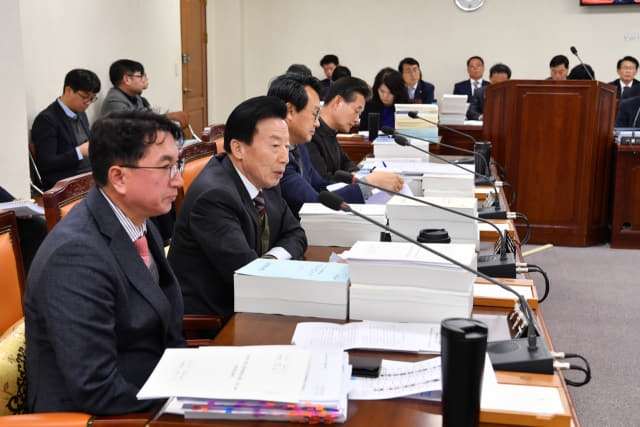 지난 2일 경남도의회에서 열린 도교육청에 대한 예산안 예비심사에서 박삼동 의원이 업무추진비 사용에 대해 질의하고 있다./전강용 기자/