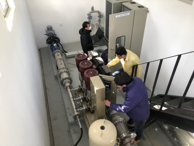 지난 8일, 밀양시 중산가압장에서 점검반이 전기설비 및 가압펌프 작동상태 등을 점검하고 있다