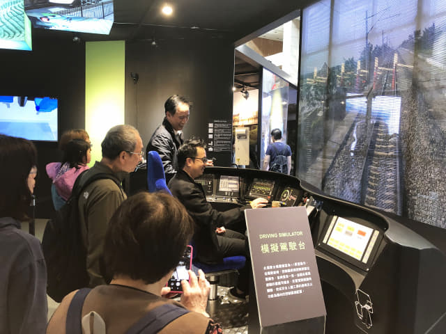 대만 시민들이 현대로템이 전시한 대만 교외선 전동차 운전석 모형을 살펴보고 있다.