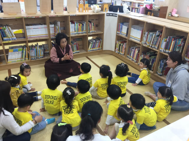 홍 센터장이 유치원생들을 대상으로 봉사활동을 하고 있다.