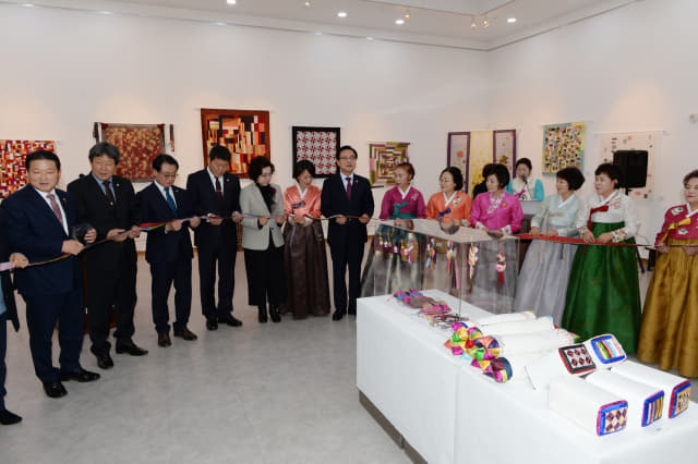 지난 24일, 창녕문화예술회관 전시실에서 규방공예작품전시회 개장식 커팅식을 하고 있다.
