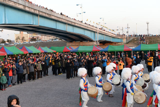 2015년 1월1일 남지철교에서 해맞이 행사를 개최하고 있다.