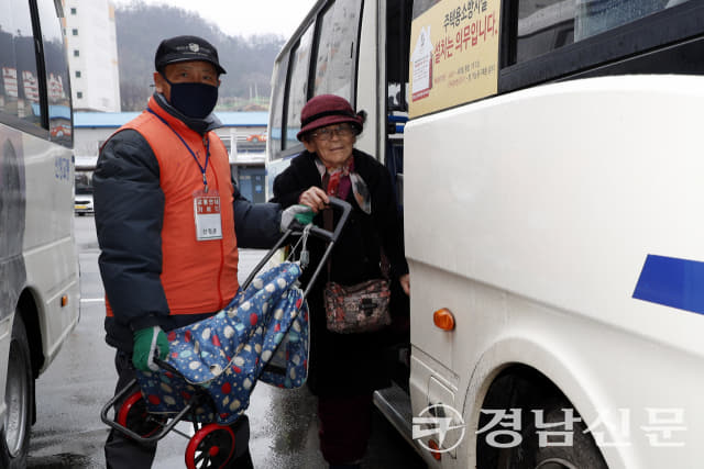 6일 산청읍 버스터미널에서 버스안내도우미가 승객 짐을 들어주고 있다(제공=산청군)
