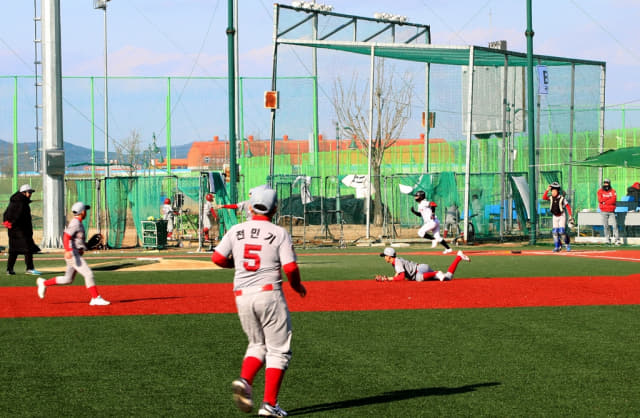 동계 전지훈련을 위해 함안군 칠서강나루터 야구장을 찾은 리틀야구 스토브 리그 선수들이 연습경기를 하고 있다./함안군/