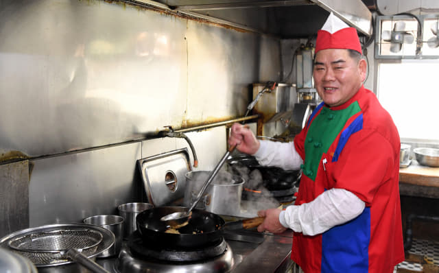 14년간 짜장면 무료급식 봉사활동을 하고 있는 박희태씨가 자신의 중식당에서 요리를 만들고 있다./성승건 기자/