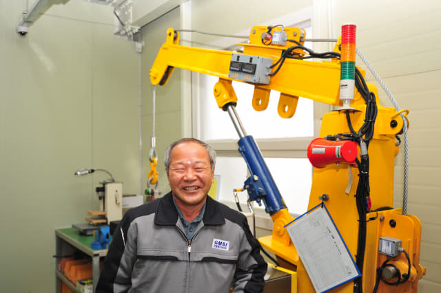 지난 14일 이상일 지엠에스아이 대표가 고성군 거류면 본사 공장 내 설비 앞에서 환하게 웃고 있다.