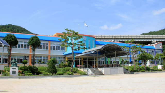 폐교 위기의 농촌학교에서 우리나라 ‘작은학교 살리기’의 모델이 된 함양 서하초등학교 전경./서하초/