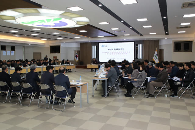 하동군은 지난 20일 군청 대회의실에서 윤상기 군수 주재로 제26차 확대간부회의를 열고 2021년 국고예산 확보 방안에 대해 논의했다./하동군/