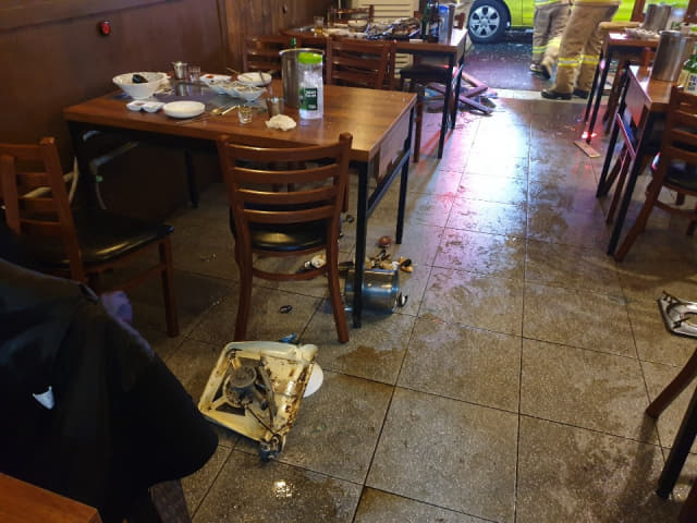 23일 오후 창원시 마산합포구의 한 식당에서 부탄가스가 폭발한 현장 모습./창원소방본부/