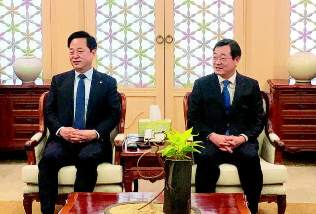 민주당 김두관 의원과 민홍철 도당위원장이 김해공항에서 환담하고 있다.