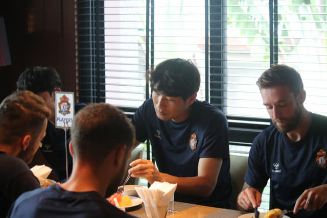 경남FC 선수들이 맛있게 식사를 하고 있다.