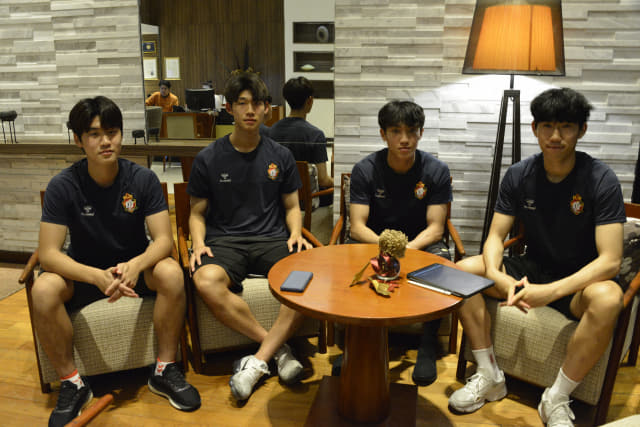 경남FC에 새로 입단한 김호수(왼쪽부터), 강의빈, 김영한, 김형원이 태국 방콕 전지훈련에서 시즌 포부를 밝히고 있다.