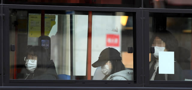 신종 코로나바이러스 감염증이 우려되고 있는 1일 창원시청을 지나는 버스를 탄 승객들이 마스크를 쓰고 있다./김승권 기자/