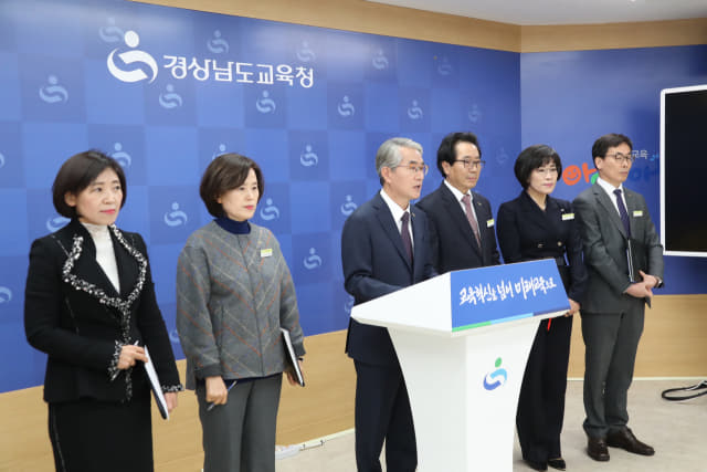 박종훈(가운데) 경남교육감이 6일 도교육청 브리핑룸에서 3월 1일자 교원 인사를 발표하고 있다./도교육청/