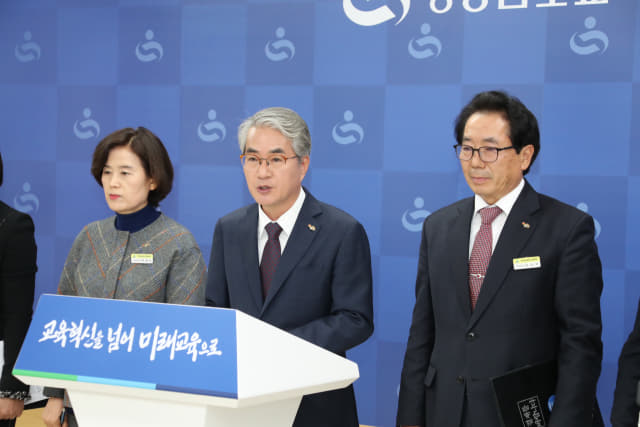 박종훈(가운데) 경남교육감이 6일 도교육청 브리핑룸에서 3월 1일자 교원 인사를 발표하고 있다./도교육청/