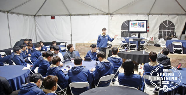 NC 선수단이 ‘캠프 2 인 투손’에서 열린 데이터팀 교육을 듣고 있다./NC 다이노스/