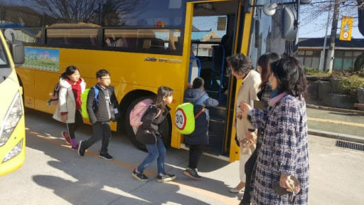 경남교육청이 운영하고 있는 통학버스에 학생들이 승차하고 있다./도교육청/